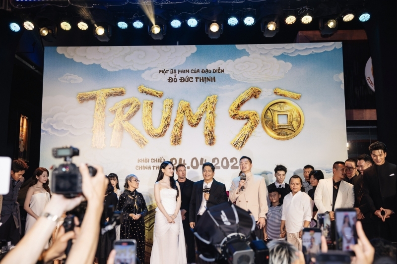 Diễn viên Phương Nam nắm chặt tay bố cùng đi thảm đỏ ra mắt phim “Trùm Sò”