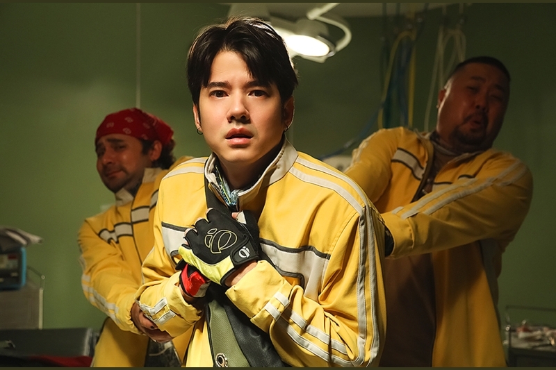 Mario Maurer chuyển nghề làm shipper trong bộ phim kinh dị hài 