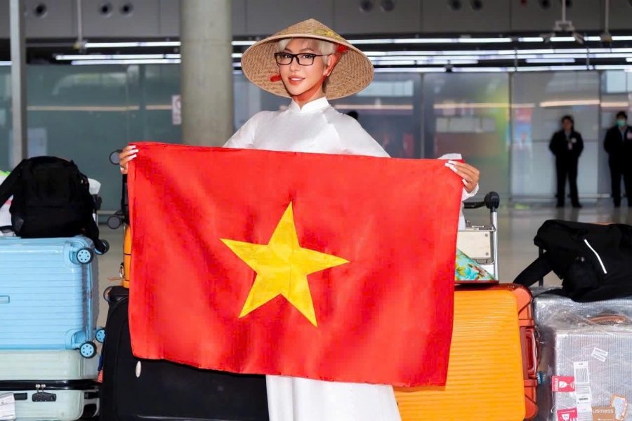 Không chỉ thi nhan sắc, Vân Phạm muốn kể câu chuyện Việt Nam với bạn bè quốc tế