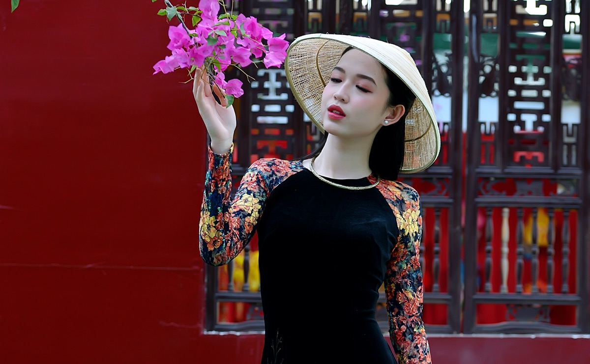 Bé gái nước ngoài ghiền áo dài Việt