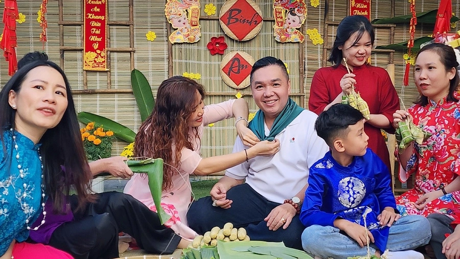 Vân Thanh - Tùng Linh cùng công ty Mekong River gói bánh chia sẻ với nghệ sĩ khó khăn