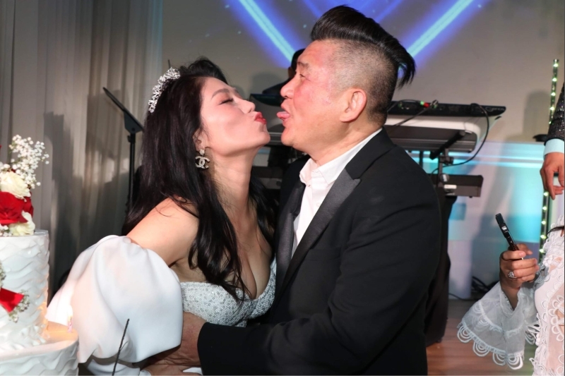 Vợ chồng Hồ Xuân Đào mừng kỷ niệm 12 năm ngày cưới