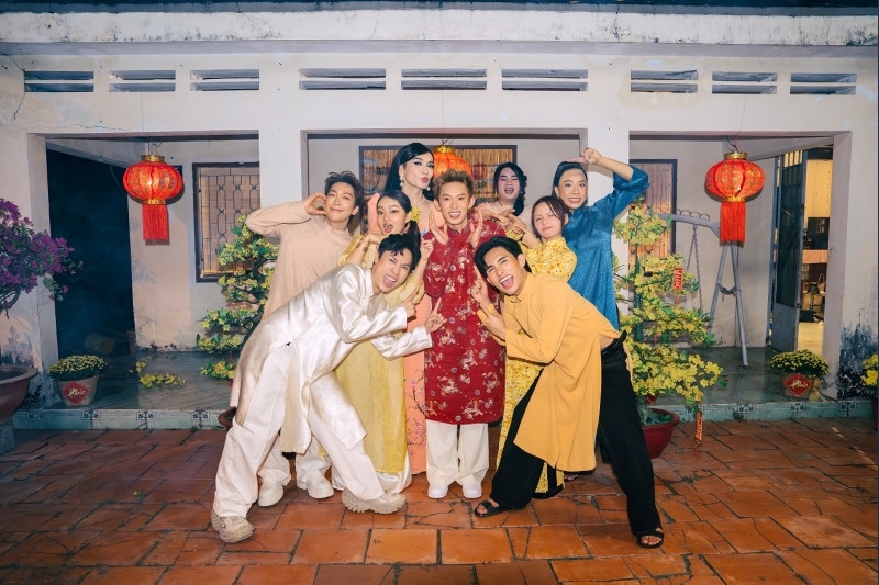  QUỐC THIÊN CHUYỂN NGHỀ HỚT TÓC, BB TRẦN RƯỢT KAY TRẦN CHẠY TÓE KHÓI TRONG MV “TẾT LUÔN MỈM CƯỜI”