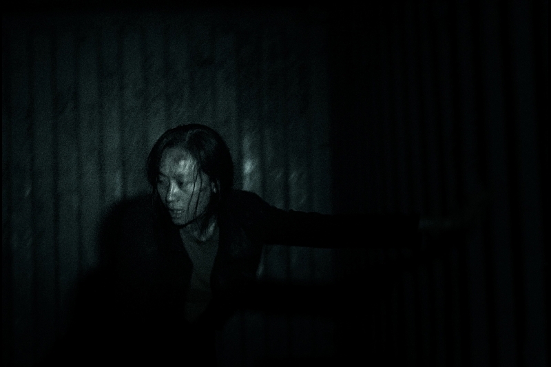 Người đàn bà khổ nhất phim Việt 2026 gọi tên NSƯT Hạnh Thúy: Ngâm sông, treo xe nâng, bị nhốt trong container