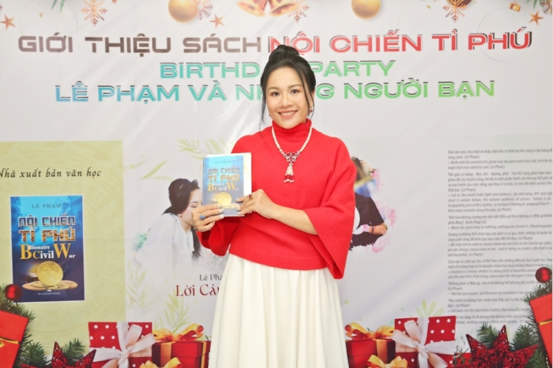 Người đẹp Lee Phương, Hoa hậu Phan Thị Mơ, diễn viên Cao Mỹ Kim cùng các nghệ sĩ chúc mừng founder của “Đẹp từng Milimet” ra mắt sách “Nội chiến Tỉ phú”