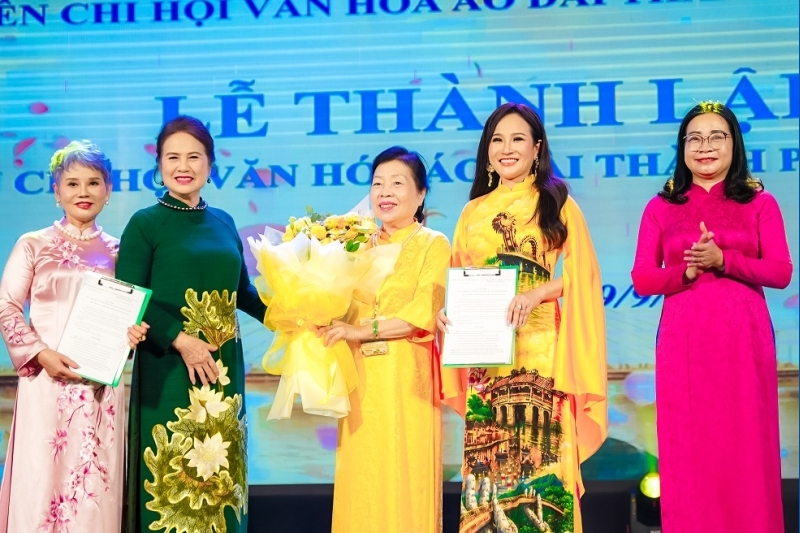 Thạc sĩ – đạo diễn - NTK  Nguyễn Lan Vy “song kiếm hợp bích” cùng Hiệp hội Văn hoá Áo dài Việt Nam nâng tầm quốc phục Việt 