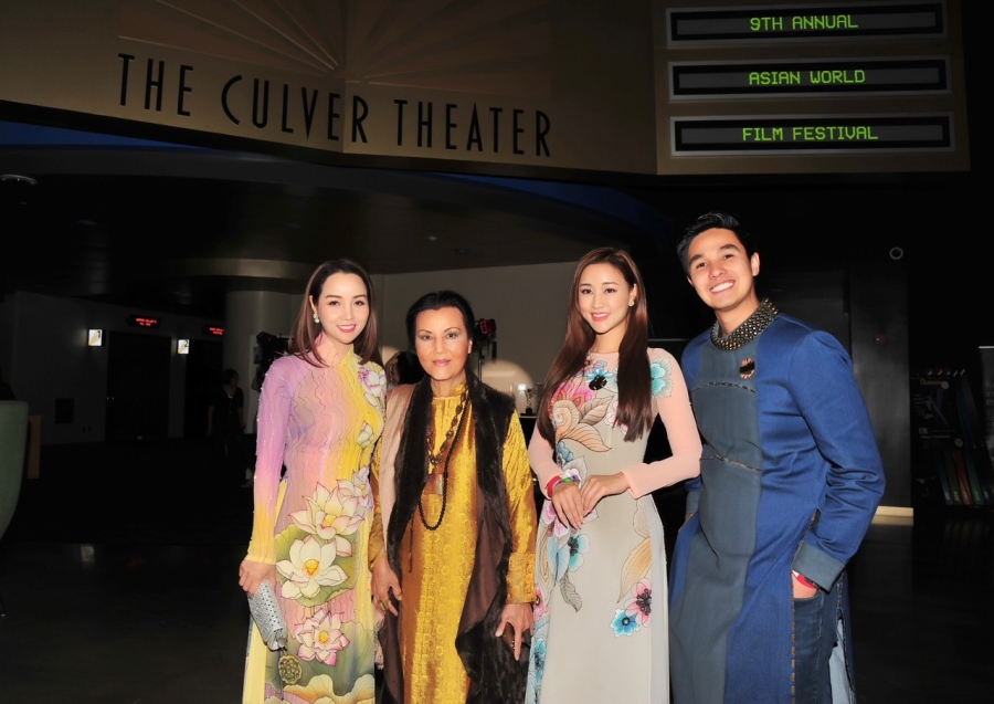 Đạo diễn Mai Thu Huyền chụp cùng Chủ tịch giám khảo AWFF