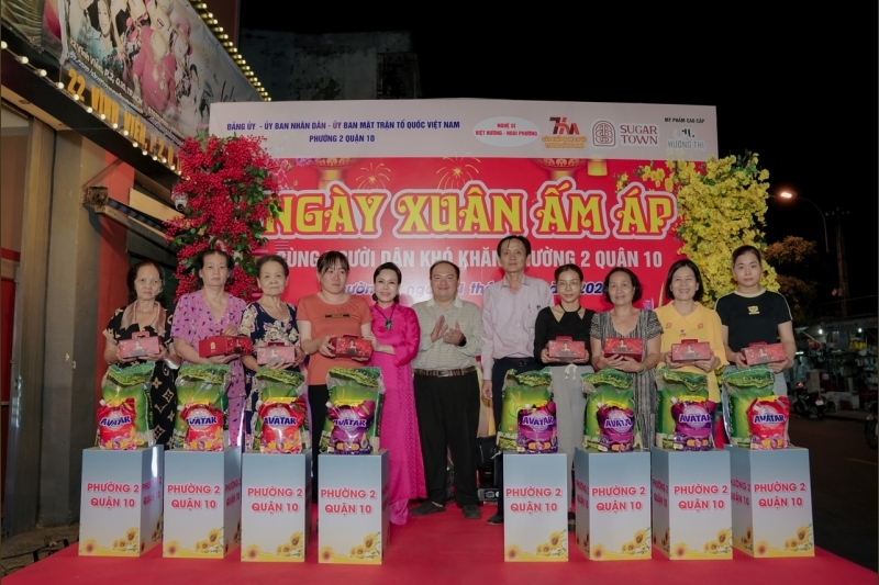 VIỆT HƯƠNG MANG “NGÀY XUÂN ẤM ÁP” ĐẾN VỚI BÀ CON CÓ HOÀN CẢNH KHÓ KHĂN