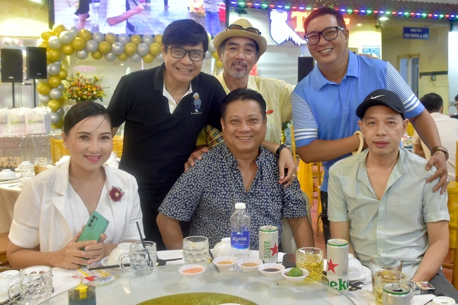 Đạo diễn - NSUT Phương Điền mở tiệc mừng ba giải Cánh diều vàng