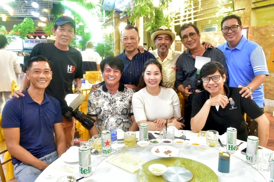 Đạo diễn - NSUT Phương Điền mở tiệc mừng ba giải Cánh diều vàng