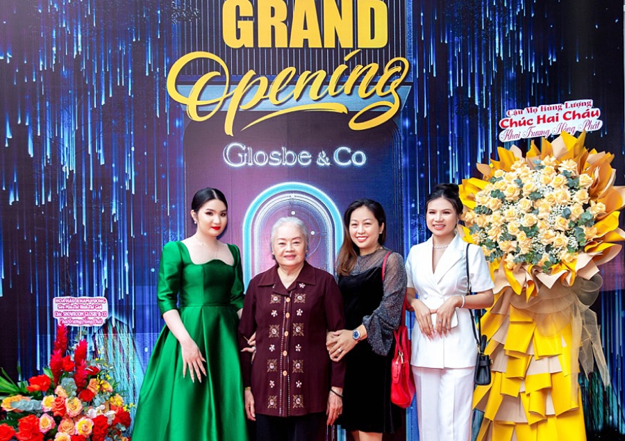 NSUT Thanh Nguyệt đến chúc mừng hai chị em