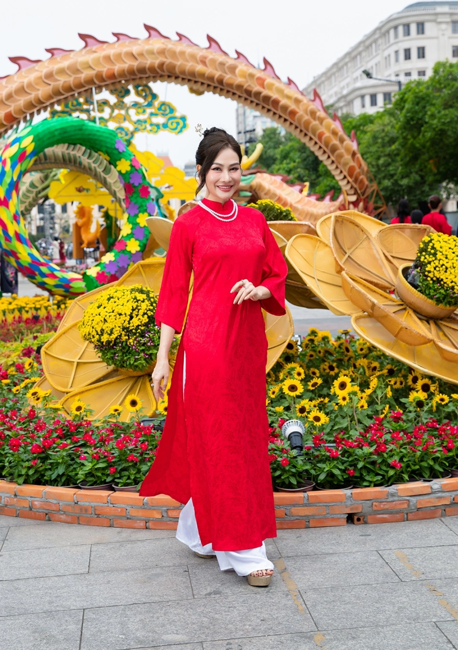 Mẫu Việt hào hứng mặc áo dài trong BST áo dài Pride Vietnam của NTK Phạm Ngọc Tây du xuân