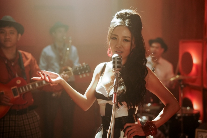 Thanh Hằng bị nhấn nước thô bạo trong “Mesdames Thanh Sắc”   