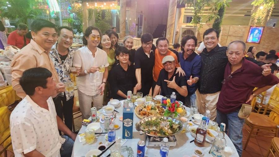 Đạo diễn - NSUT Phương Điền mở tiệc mừng ba giải Cánh diều vàng