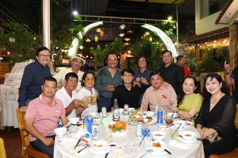 Đạo diễn - NSUT Phương Điền mở tiệc mừng ba giải Cánh diều vàng