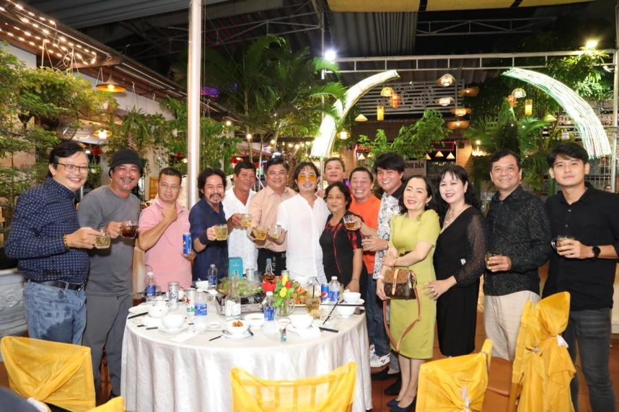 Đạo diễn - NSUT Phương Điền mở tiệc mừng ba giải Cánh diều vàng