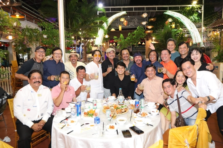 Đạo diễn - NSUT Phương Điền mở tiệc mừng ba giải Cánh diều vàng